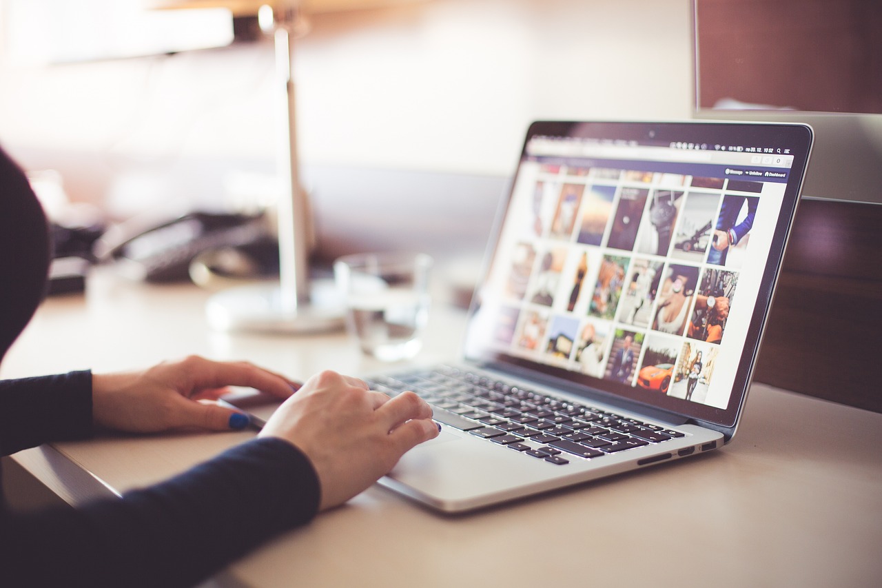Hände am Laptop — SEO- und Content-Arbeit