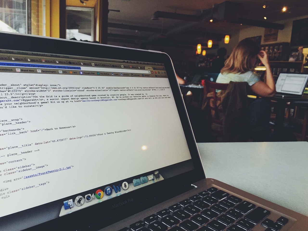 Laptop mit Kampagnen-Arbeit — PPC-Management